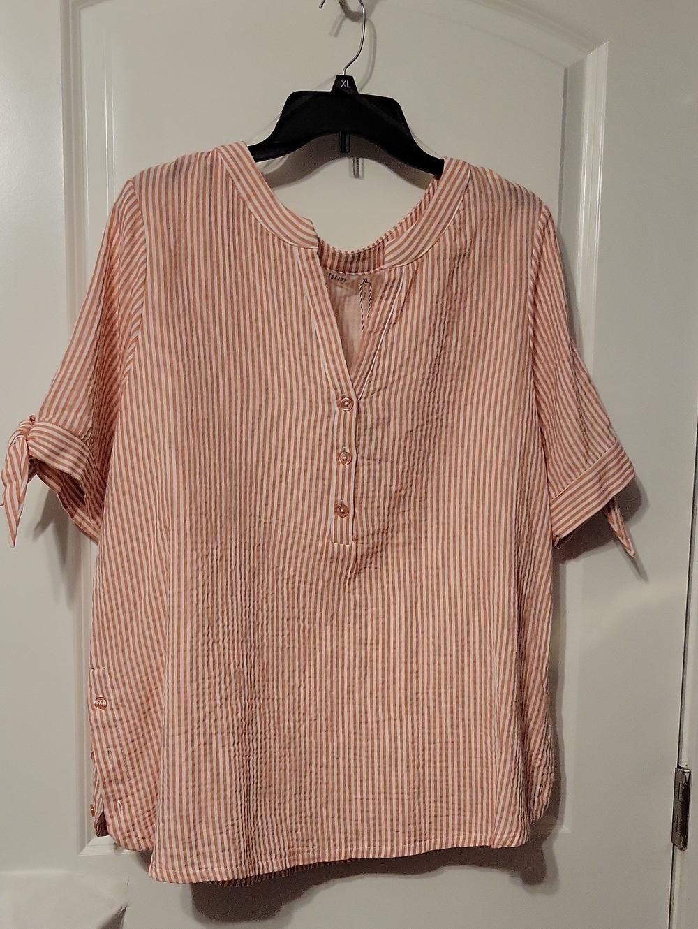 Kaktus Women's Seersucker Orange/white Stiped S/S XL V-neck Shirt. NWT.